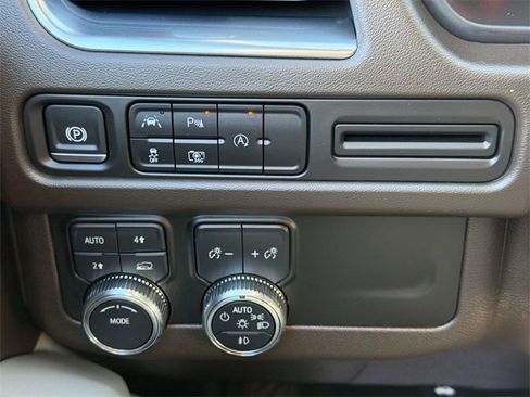 Used 2024 GMC Yukon SLT w/ SLT Luxury Package image 23