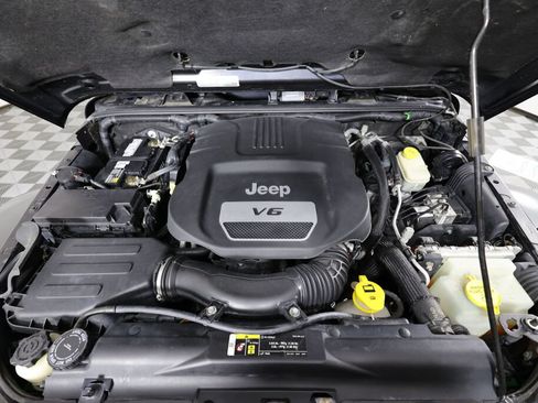 Used 2017 Jeep Wrangler Unlimited Sahara AWD/4WD image 37