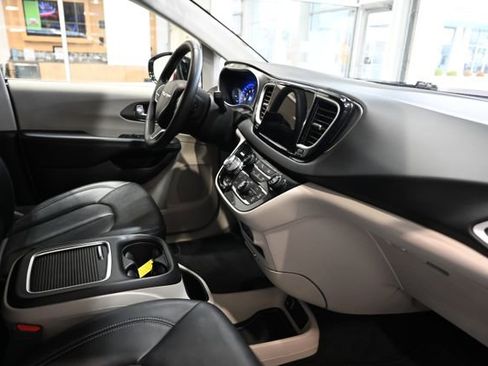 Used 2024 Chrysler Pacifica Touring-L image 14