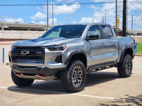 Used 2024 Chevrolet Colorado ZR2 w/ ZR2 Convenience Package III AWD/4WD image 3