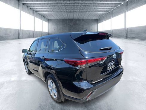 Used 2022 Toyota Highlander LE AWD/4WD image 4