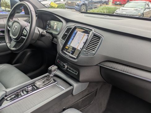 Used 2020 Volvo XC90 T6 Momentum image 12