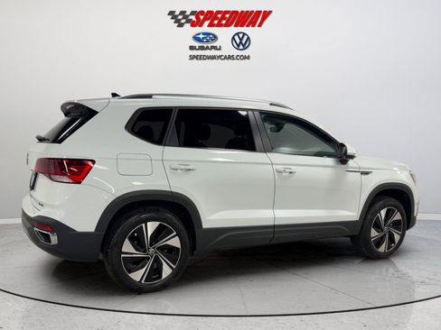 Certified 2024 Volkswagen Taos SE w/ Panoramic Sunroof Package AWD/4WD image 5