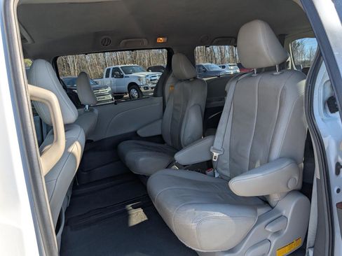 Used 2014 Toyota Sienna XLE image 20