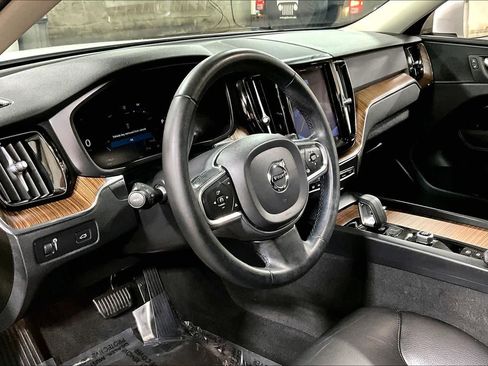 Used 2022 Volvo XC60 B5 Momentum w/ Climate Package image 18