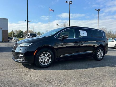 Used 2024 Chrysler Pacifica Touring-L FWD image 4