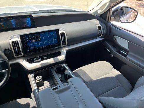 Used 2025 Ford Expedition Active RWD image 10