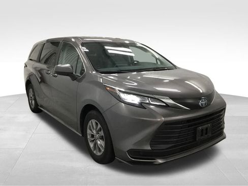 Used 2023 Toyota Sienna LE image 2