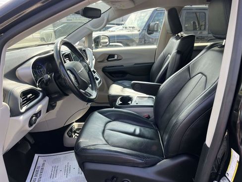 Used 2021 Chrysler Pacifica Touring-L w/ Uconnect Theater Family Group FWD image 15