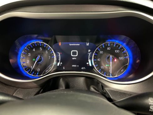 Used 2024 Chrysler Pacifica Touring-L image 16