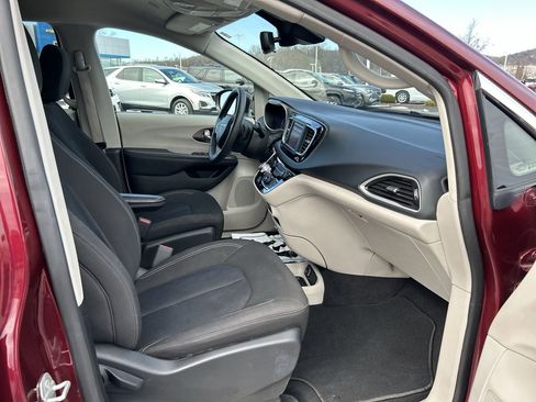 Used 2023 Chrysler Voyager LX image 12