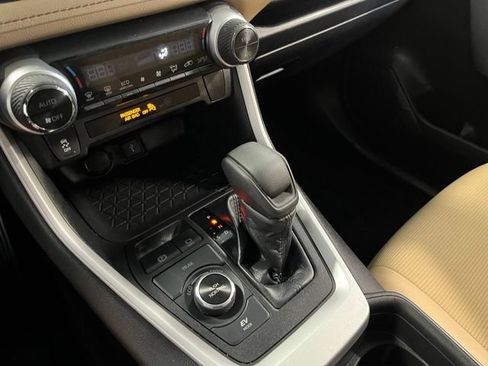Used 2021 Toyota RAV4 LE AWD/4WD image 29
