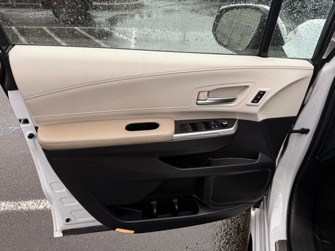 Used 2022 Toyota Sienna Limited image 17