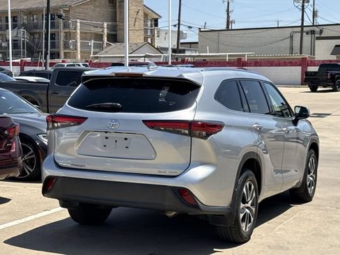 Used 2021 Toyota Highlander XLE AWD/4WD image 4