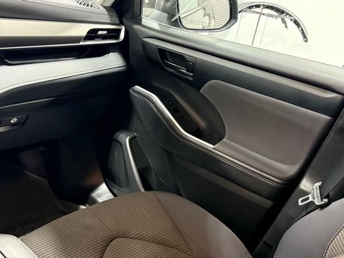 Used 2023 Toyota Highlander L image 12