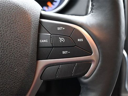 Used 2018 Jeep Grand Cherokee Altitude image 2