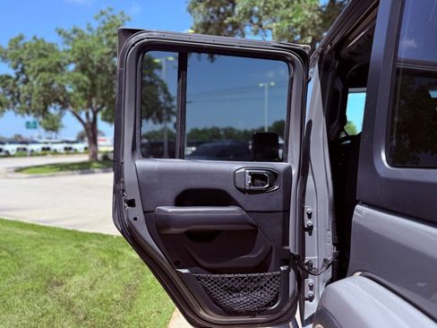 Used 2018 Jeep Wrangler Unlimited Sahara AWD/4WD image 27