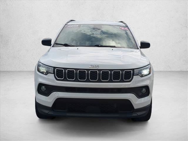 Used 2024 Jeep Compass Latitude AWD/4WD image 2