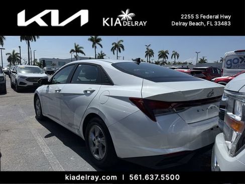 Used 2021 Hyundai Elantra SE FWD image 3