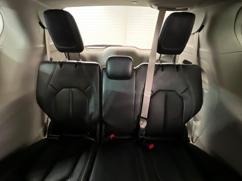 Used 2024 Chrysler Pacifica Touring-L FWD image 22