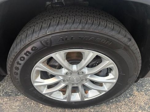 Used 2019 Jeep Cherokee Latitude w/ Popular Appearance Group AWD/4WD image 21
