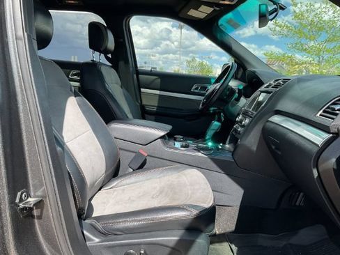 Used 2017 Ford Explorer XLT w/ Equipment Group 202A AWD/4WD image 20