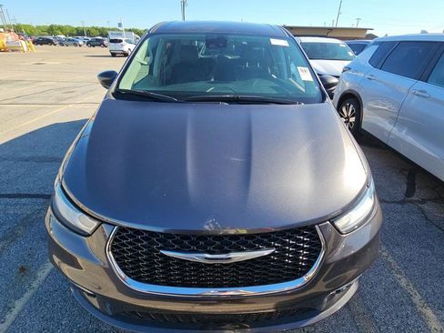 Used 2023 Chrysler Pacifica Touring-L FWD image 10