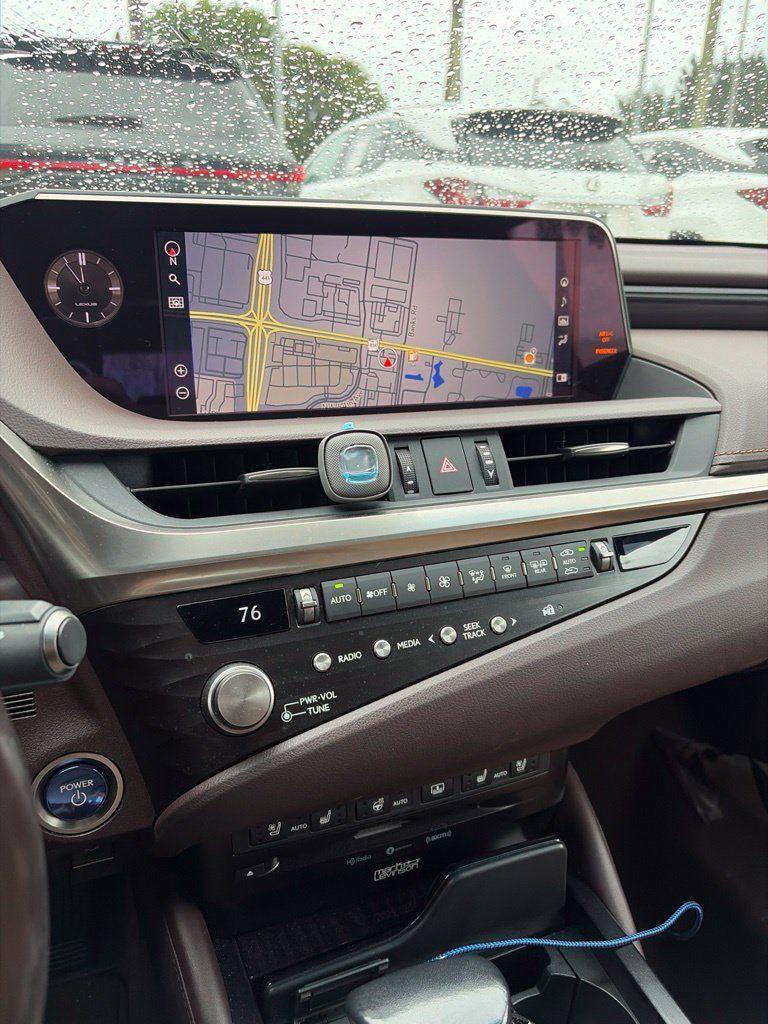 Used 2021 Lexus ES 300h w/ Accessory Package FWD image 3