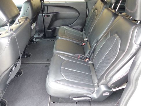 Used 2020 Chrysler Pacifica Touring-L FWD image 23