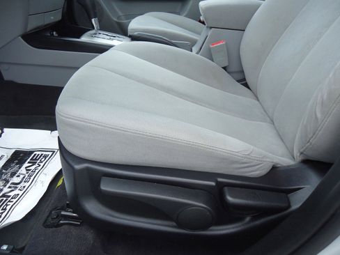 Used 2010 Hyundai Elantra GLS FWD image 21