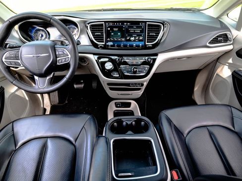 Used 2023 Chrysler Pacifica Touring-L FWD image 12
