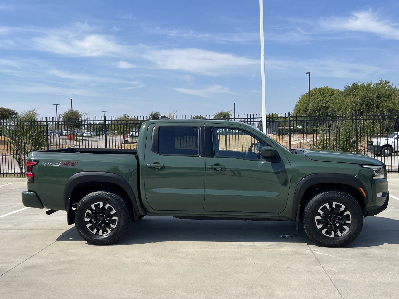 Used 2024 Nissan Frontier PRO-4X w/ Technology Package AWD/4WD image 3