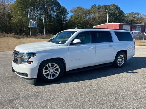 Used 2018 Chevrolet Suburban LT image 3