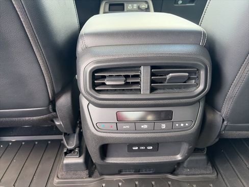 Used 2024 Honda Pilot Touring image 10