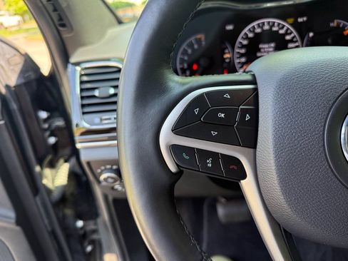 Used 2019 Jeep Grand Cherokee Overland AWD/4WD image 24