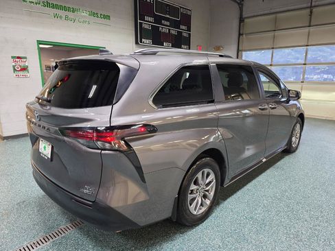 Used 2024 Toyota Sienna XLE FWD image 6