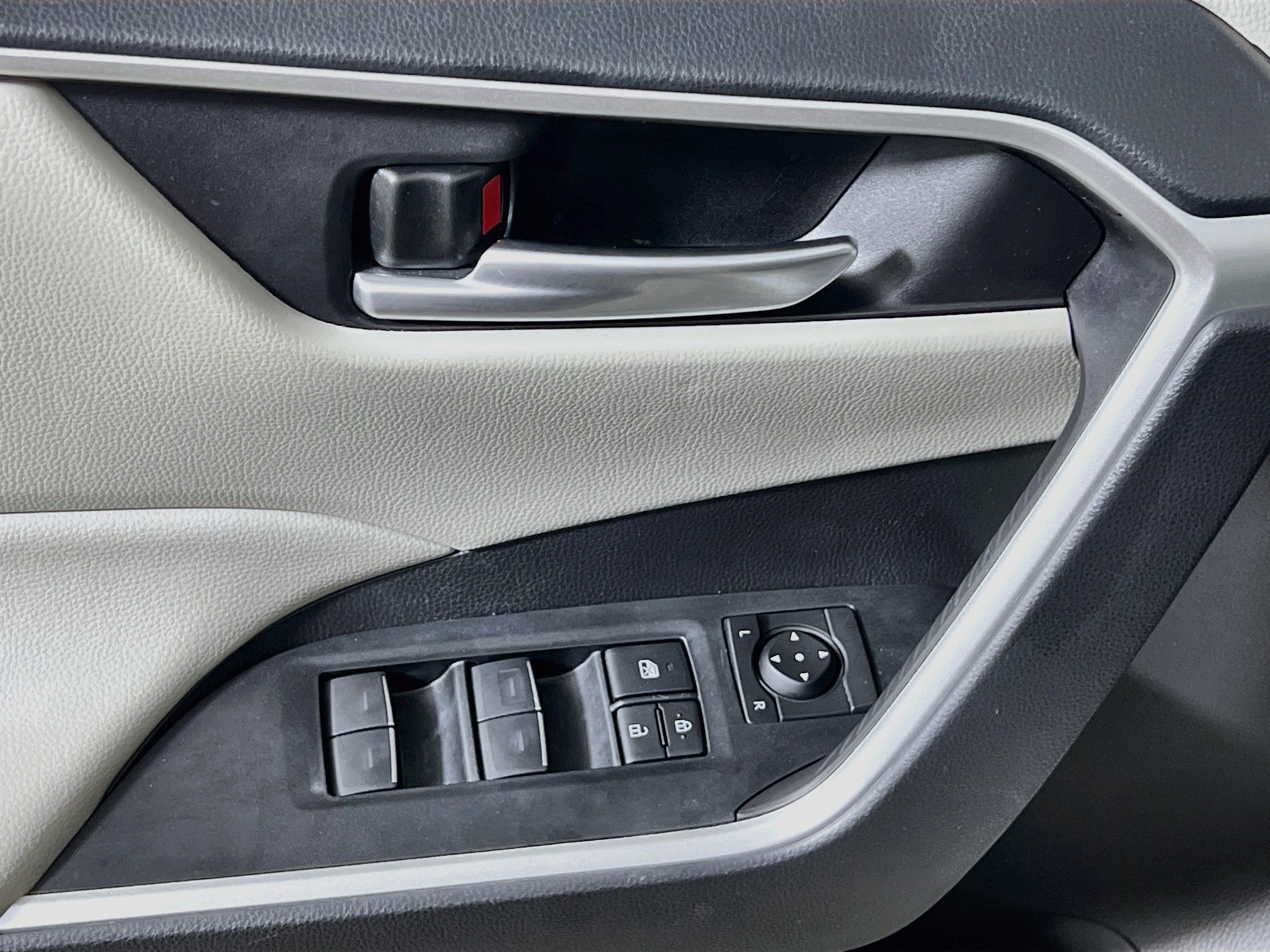 Used 2024 Toyota RAV4 XLE w/ Convenience Package FWD image 17
