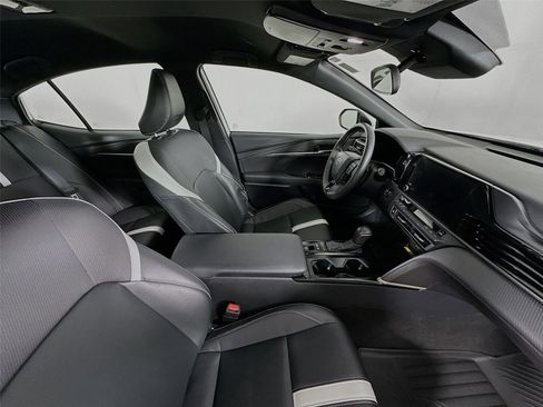 Used 2025 Toyota Camry SE image 26