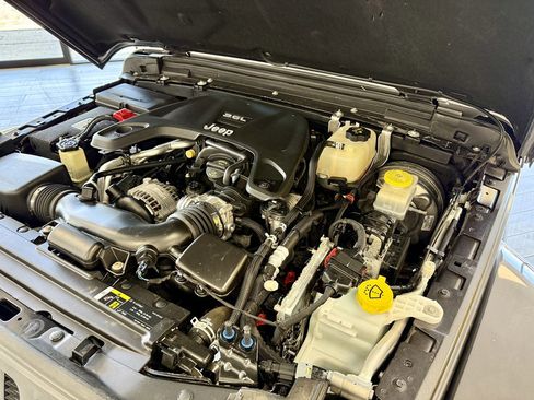 Used 2018 Jeep Wrangler Unlimited Sahara AWD/4WD image 18