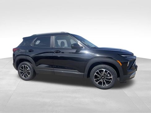 Used 2025 Chevrolet TrailBlazer LT AWD/4WD image 2