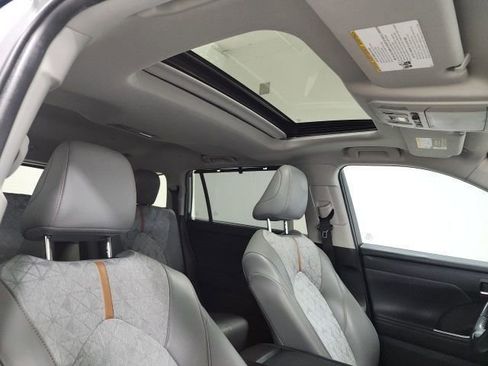 Used 2022 Toyota Highlander Bronze Edition image 6