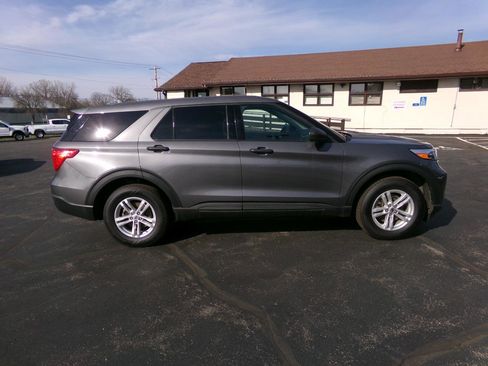 Used 2023 Ford Explorer 4WD image 2