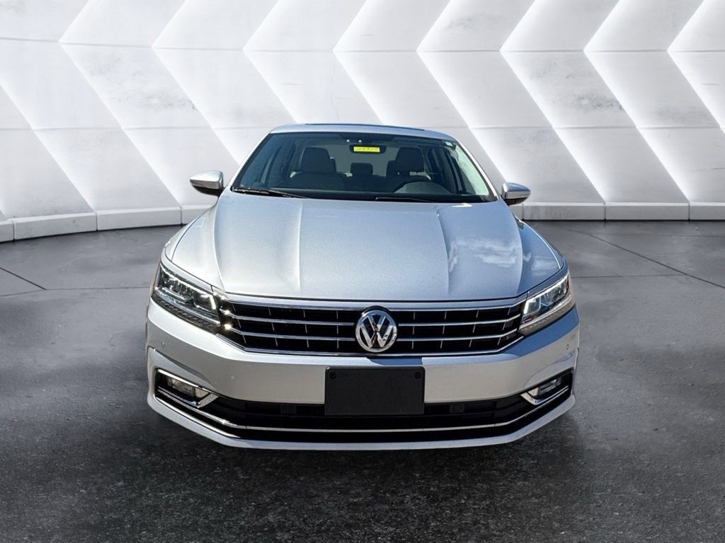Used 2018 Volkswagen Passat 2.0T SE FWD image 2