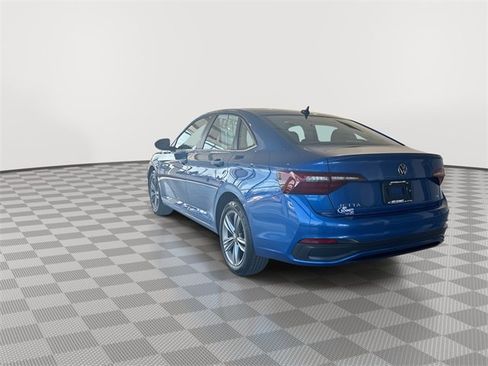 Used 2024 Volkswagen Jetta SE image 8