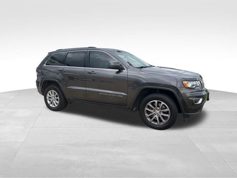Used 2021 Jeep Grand Cherokee Laredo image 2
