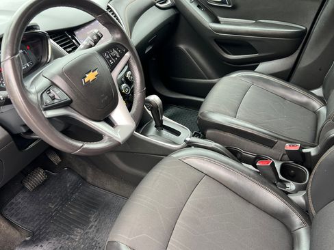 Used 2021 Chevrolet Trax LT w/ LT Convenience Package image 10