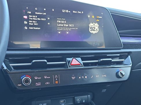 Used 2023 Kia Niro SX Touring image 17