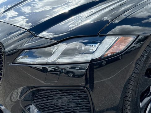 Used 2023 Jaguar XF SE image 9