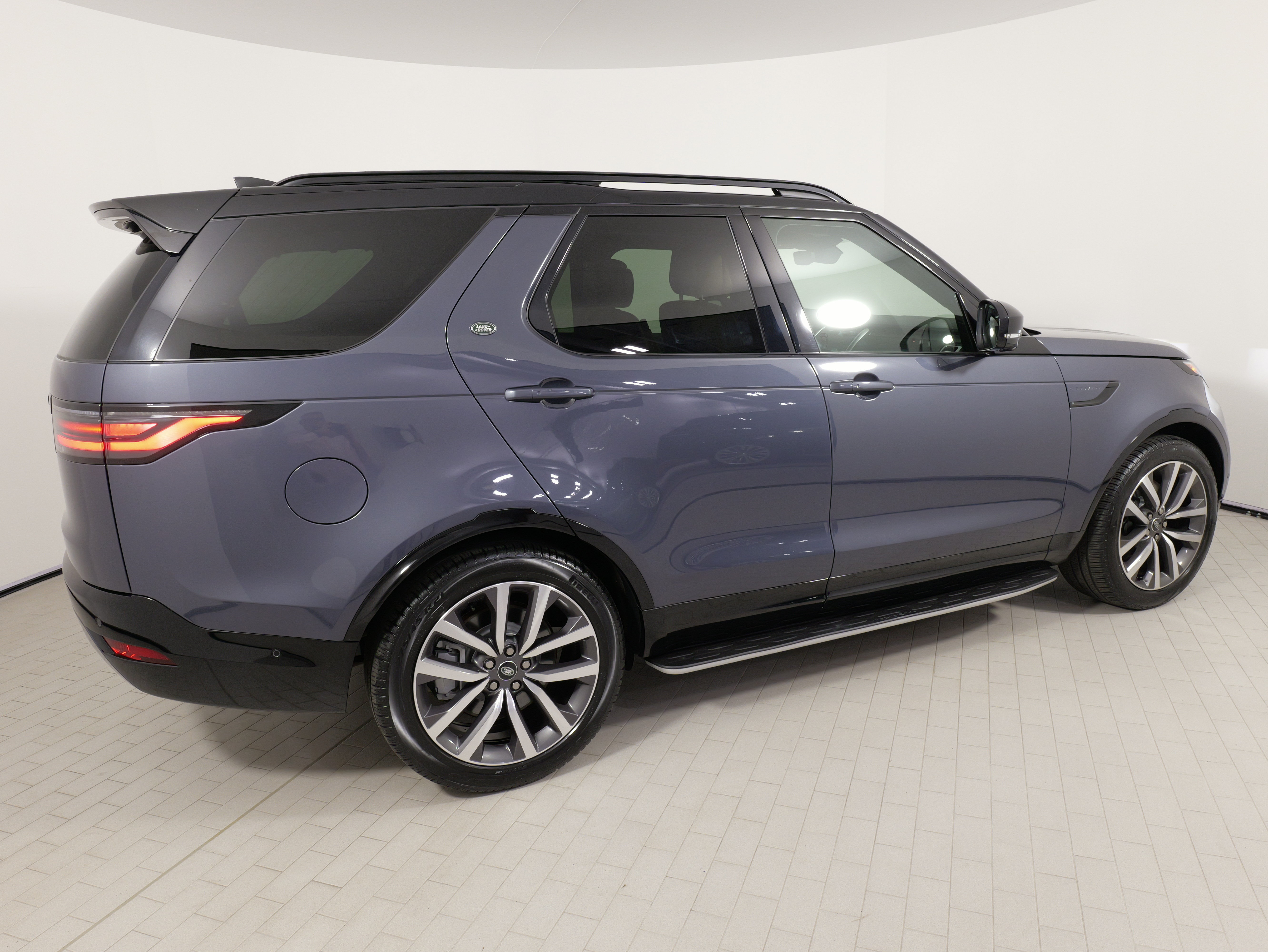 Used 2024 Land Rover Discovery Dynamic SE AWD/4WD image 11