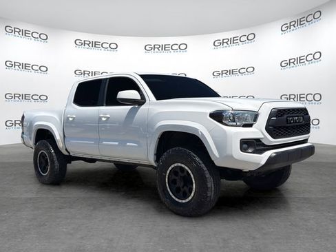 Used 2017 Toyota Tacoma SR5 w/ Tow Package AWD/4WD image 1